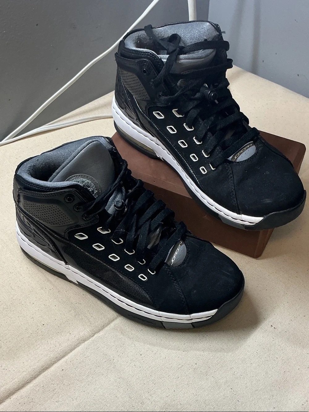Jordan Men's Black and Gray High-Top Sneakers size 8